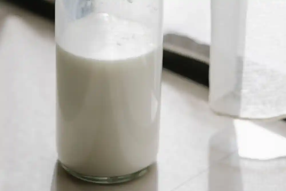 Bardakta beyaz bir sıvı bulunuyor